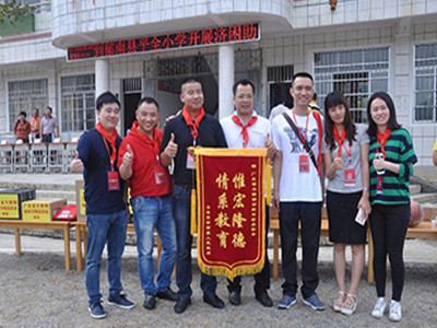 扶貧助學(xué)！喜有沃在行動